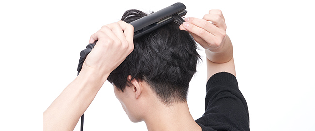 STEP05 頭頂、後腦杓、瀏海上方的頭髮夾出內彎，更能打造燙髮的感覺。